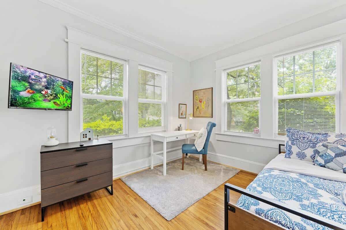 2 多间卧室、办公桌、熨斗/熨衣板、旅行婴儿床