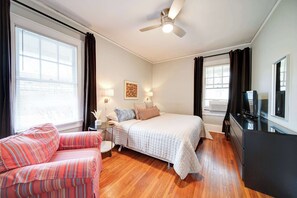 1 habitación, escritorio, tabla de planchar con plancha y cuna de viaje 