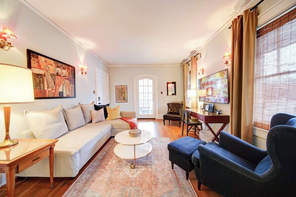 Televisión y oficina 