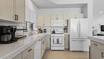 Geladeira, micro-ondas, fogão, cooktop