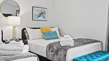 5 habitaciones, escritorio y tabla de planchar con plancha