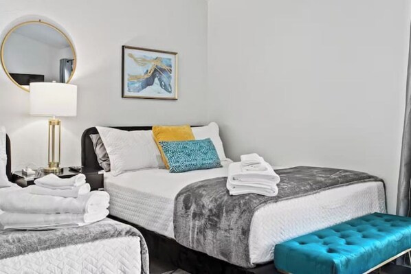 5 habitaciones, escritorio y tabla de planchar con plancha