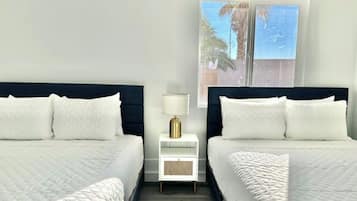 5 quartos, escrivaninha, ferros/tábuas de passar roupa, berço de viagem