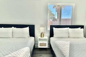 5 quartos, escrivaninha, ferros/tábuas de passar roupa, berço de viagem