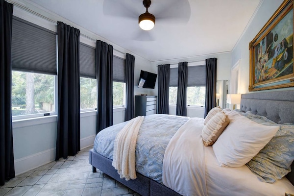 Soft bedding and a simple layout make nights feel effortless.
