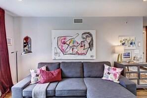 TV, offices - Cozy Myers Park Condo with Patio & Free Parking (Charlotte)