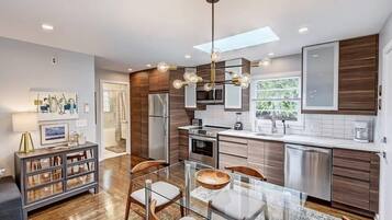 Een koelkast, een magnetron, een oven, een kookplaat