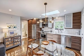 Jääkaappi, mikroaaltouuni, uuni, liesi