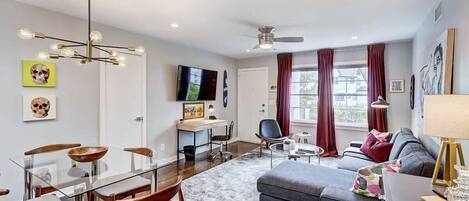 Una televisión, una oficina