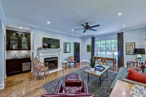 Fernseher, Kamin, Arbeitsbereiche