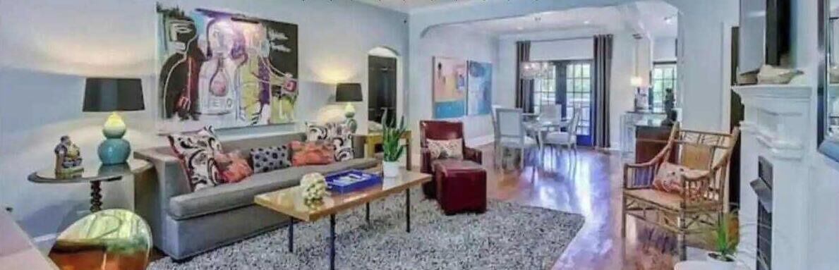 Televisión, chimenea y oficina 