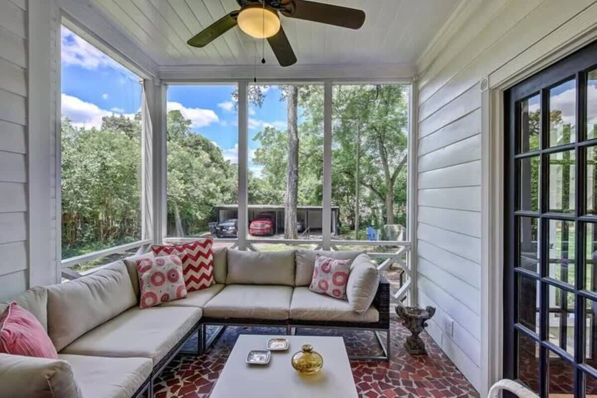 TV, fireplace, offices