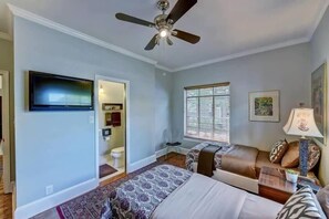 2 chambres, bureau, fer et planche à repasser, lit parapluie