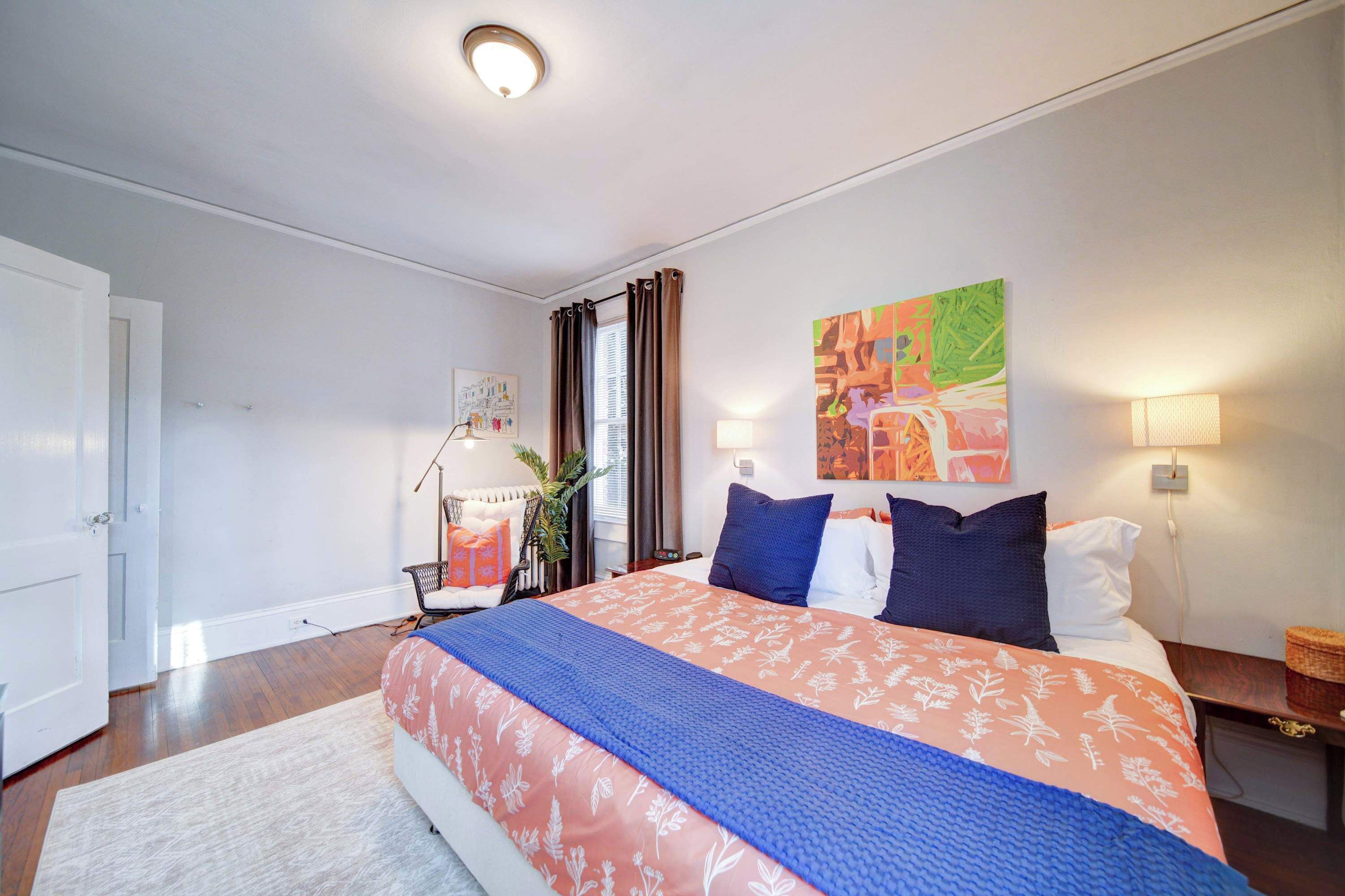 1 habitación, escritorio, tabla de planchar con plancha y cuna de viaje 