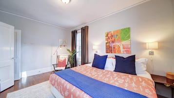 1 habitación, escritorio, tabla de planchar con plancha y cuna de viaje