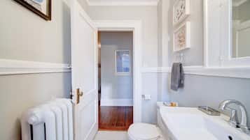 Shower, hair dryer, towels, shampoo
