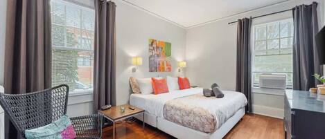 1 chambre, bureau, fer et planche à repasser, lit parapluie