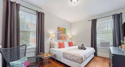 Historic Elizabeth Retreat | Private Porch & King Suite | 1st Floor Ease