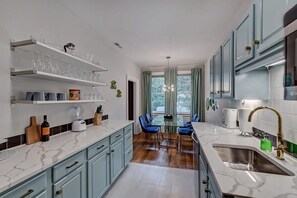 Réfrigérateur, four à micro-ondes, un four, surface de cuisson