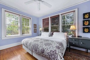 2 slaapkamers, een bureau, een strijkplank/strijkijzer, reisbedje