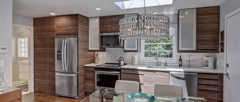 Een koelkast, een magnetron, een oven, een kookplaat