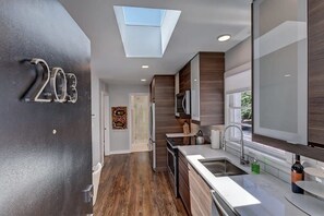 Kylskåp, mikrovågsugn, ugn och spishäll