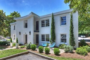 Exterior - Myers Park Retreat: Free Parking & Pet-Friendly (Charlotte)