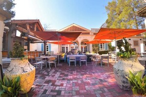 Outdoor dining - Myers Park Retreat: Free Parking & Pet-Friendly (Charlotte)