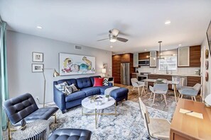 TV, offices - Myers Park Retreat: Free Parking & Pet-Friendly (Charlotte)