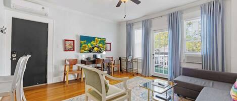 Een televisie en een kantoor