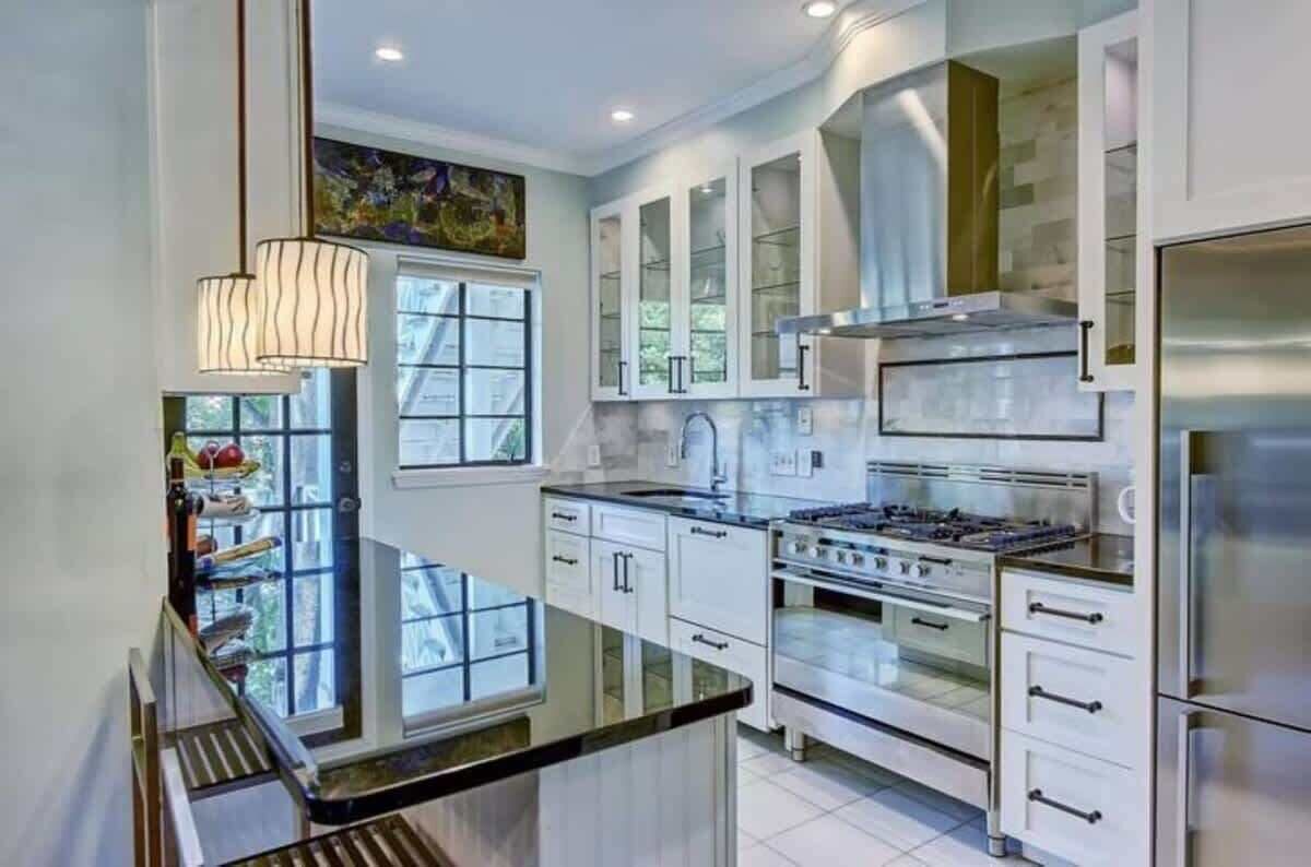 Geladeira, micro-ondas, fogão, cooktop