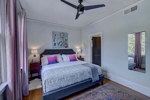 Een strijkplank/strijkijzer, reisbedje, wifi, beddengoed