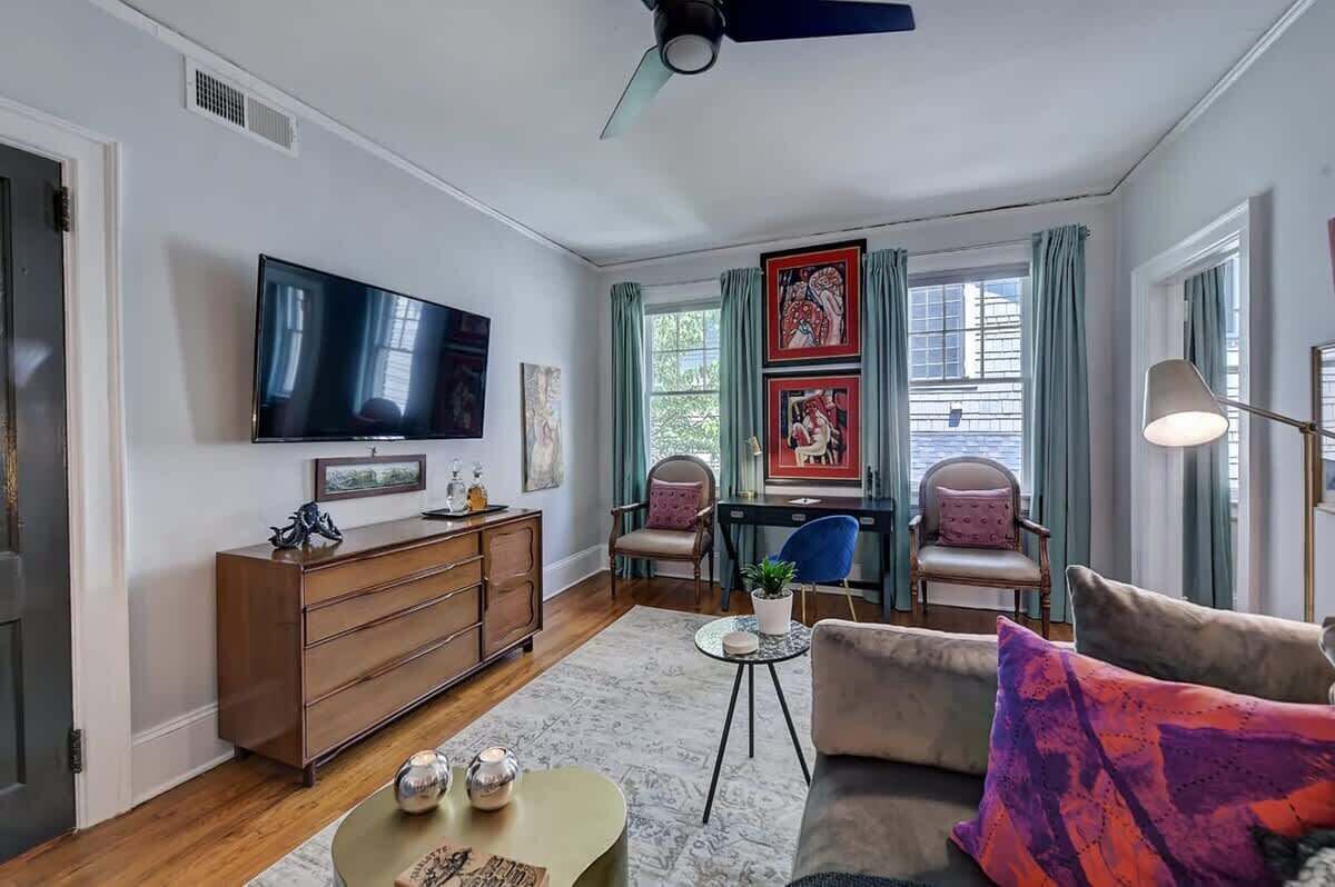 Een televisie en een kantoor