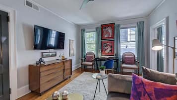 Een televisie en een kantoor