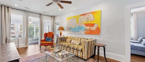 Una televisión, una chimenea, una oficina