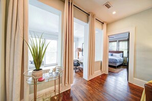 2 Schlafzimmer, Schreibtisch, Bügeleisen/Bügelbrett, Reisekinderbett
