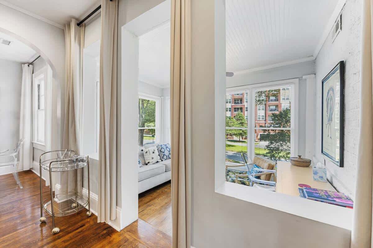 Télévision, cheminée, espaces bureaux