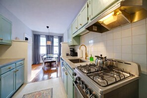 Réfrigérateur, four à micro-ondes, un four, surface de cuisson