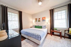 2 soverom, skrivebord, strykejern/-brett og reiseseng for barn