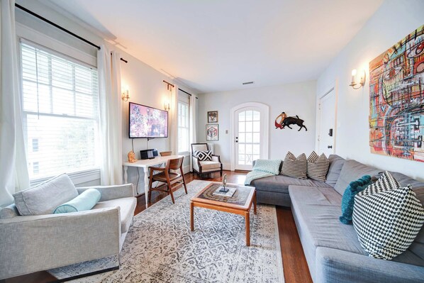 Televisión y oficina 