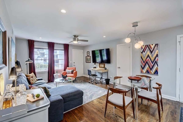 Bright and thoughtfully arranged living space in Myers Park with Smart TV and free Wi-Fi, offering a comfortable place to unwind after exploring Uptown Charlotte.