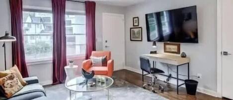 Una televisión, una oficina