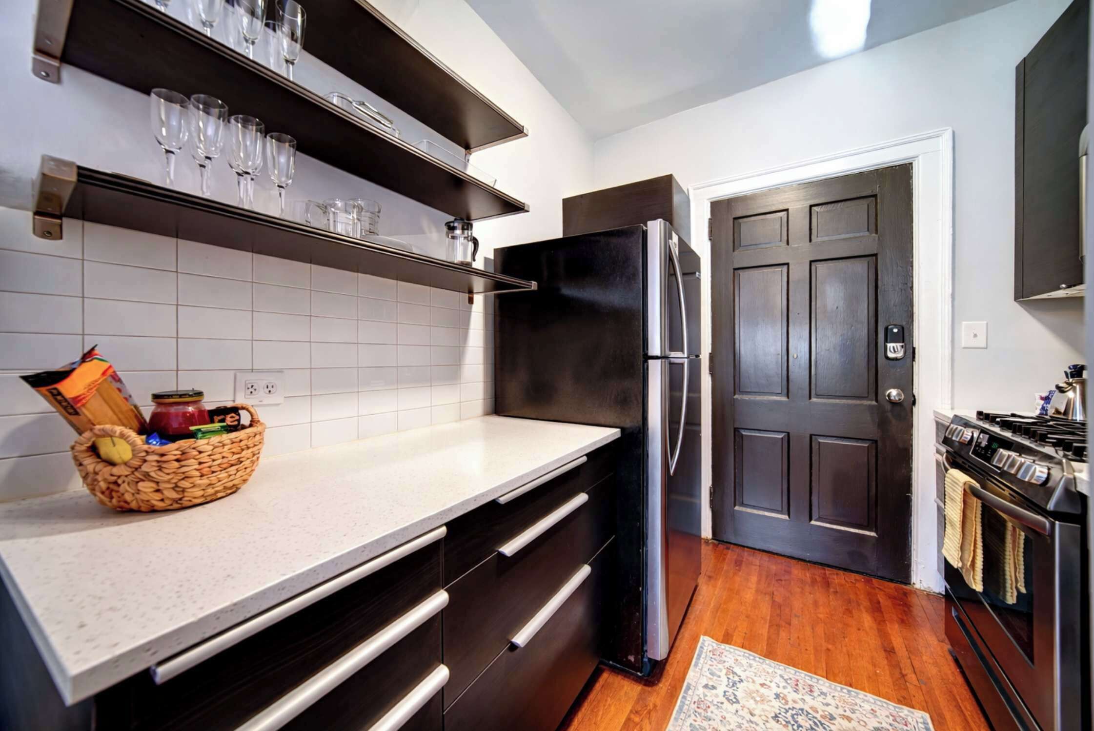 Een koelkast, een microgolfoven, een oven, een kookplaat