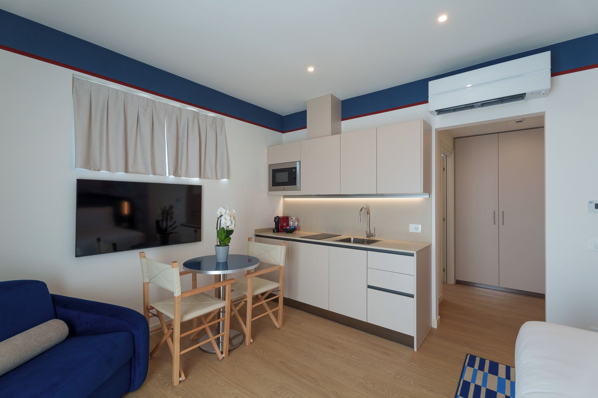 Deluxe studio fronte mare con balcone | Private kitchen | Coffee/tea maker, shared microwave, highchair