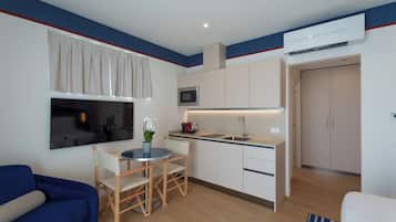 Deluxe studio fronte mare con balcone | Private kitchen | Coffee/tea maker, shared microwave, highchair