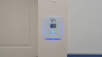 Una puerta con cerradura digital y panel de control con botones iluminados.