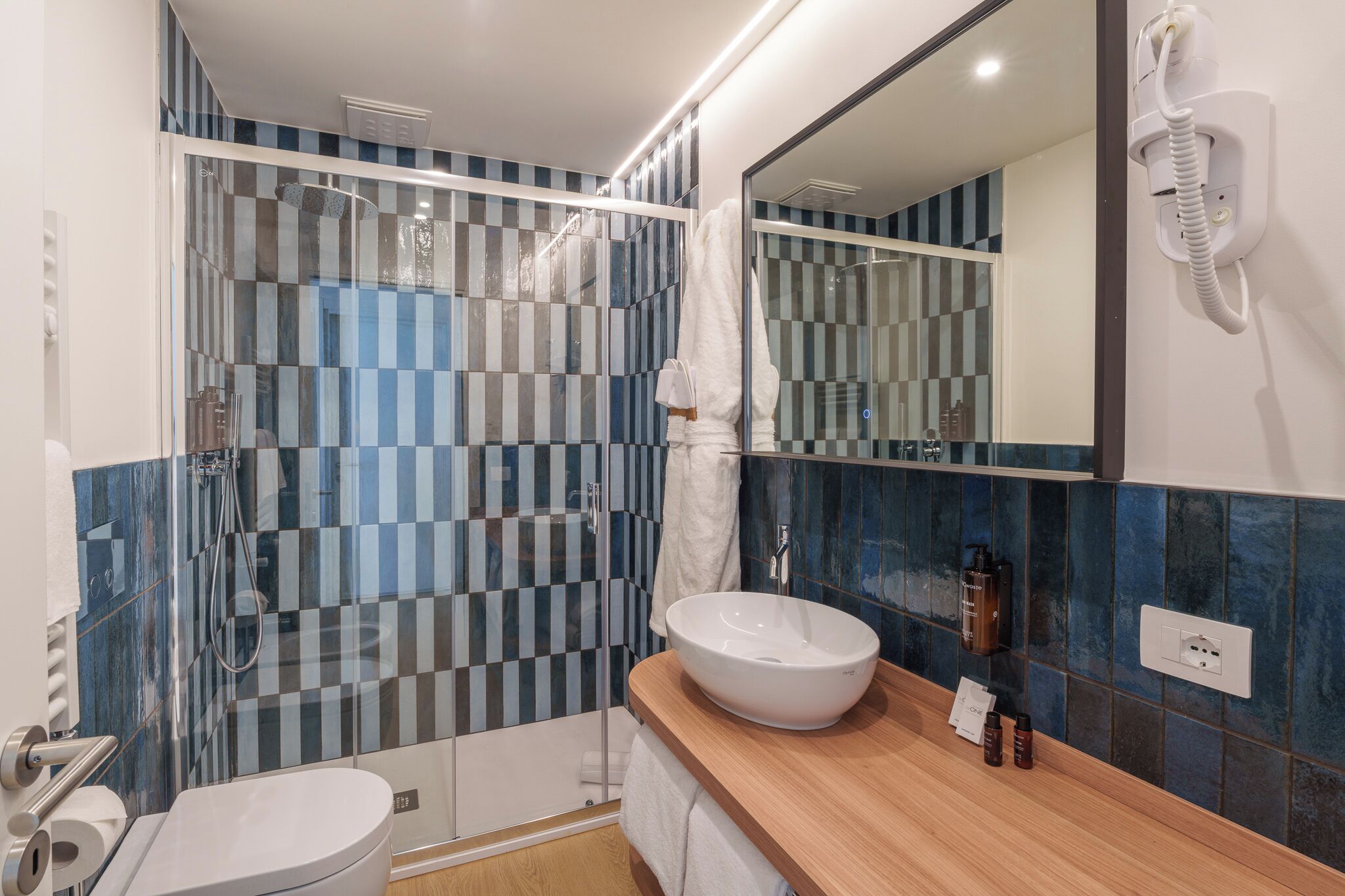 Suite vista mare laterale con balcone | Bathroom | Shower, rainfall showerhead, free toiletries, hair dryer