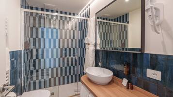 Suite vista mare laterale con balcone | Bathroom | Shower, rainfall showerhead, free toiletries, hair dryer