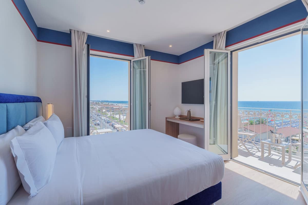 In-room safe, blackout curtains, soundproofing, free WiFi