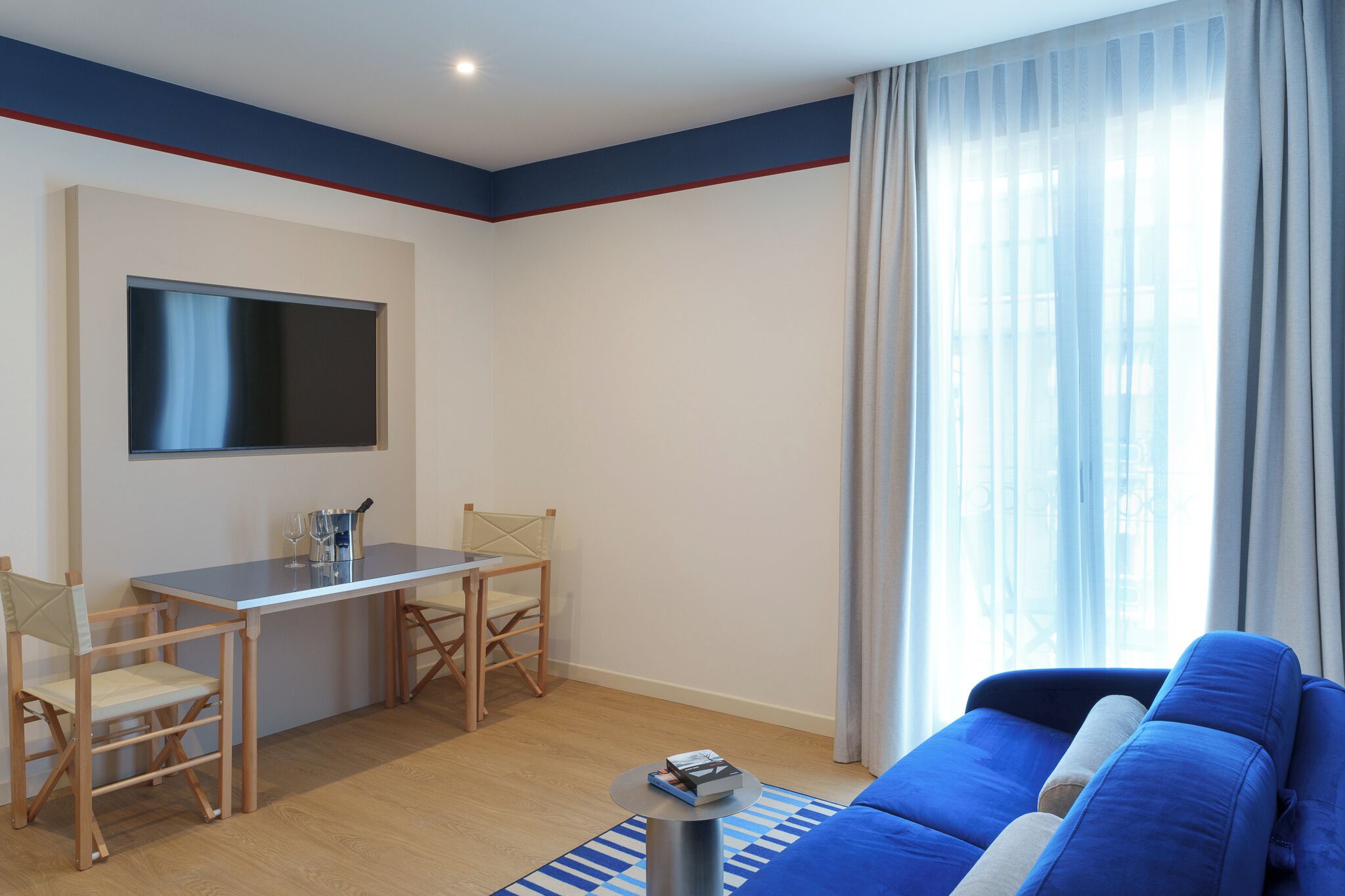 Deluxe family room fronte mare con balcone | Living area | Smart TV